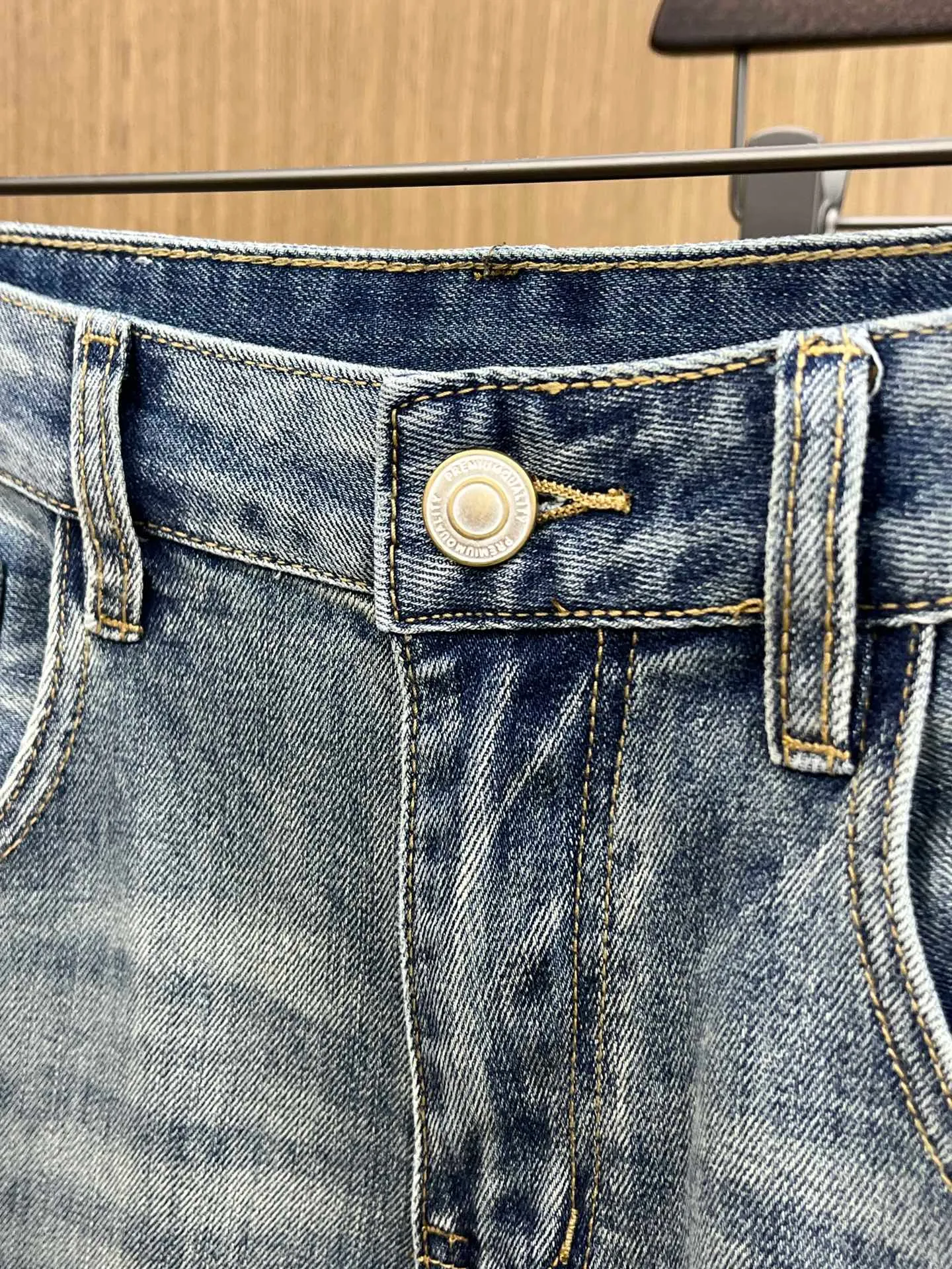 P240 Polo high-end customized 25ss spring and summer new men's small straight original jeans Early spring new style super soft, stretch fabric, complex handicraft superposition, any washing process will turn into a completely different color effect if you stay for a few seconds longer, so it is more precious, especially durable and taste-resistant... Use the best elastic texture of tannins, genuine leather labels, high-end metal accessories... to create a unique and original jeans style! Original hardware accessories, super correct fit, comfortable and breathable, extremely high-grade, XD counter quality, handsome upper body. Code number: 28-38 no 35 37